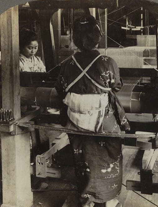 Deux tisserandes en kimono devant un métier à tisser japonais, Kiryu, 1904
